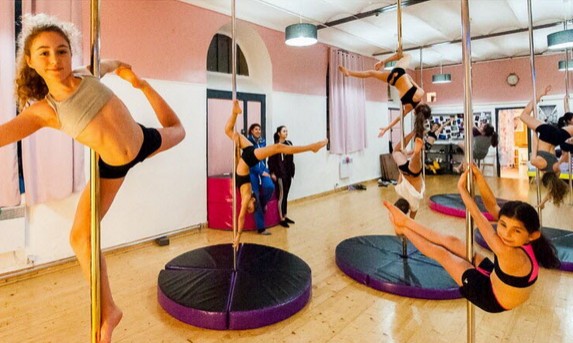 Lire la suite à propos de l’article La « pole dance », une danse érotique désormais enseignée à tous, même aux enfants