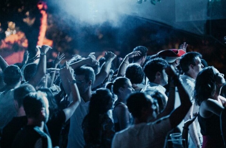 Lire la suite à propos de l’article Open air, opening, set groovy… de l’enfumage à la crème anglaise pour vendre un concert en plein air